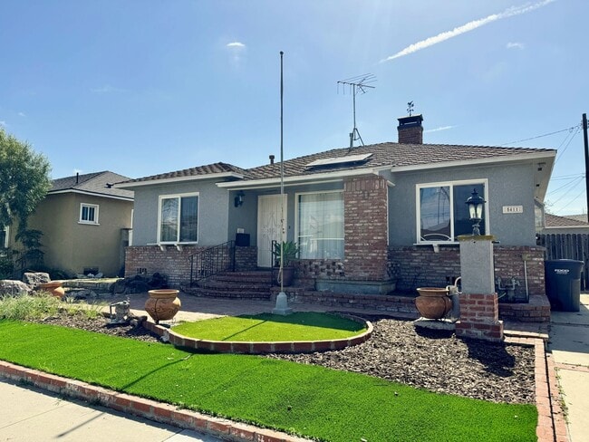 Charming 2-Bedroom Home with Fireplace, Backyard & Garage in Lakewood - Charming 2-Bedroom Home with Fireplace, Backyard & Garage in Lakewood