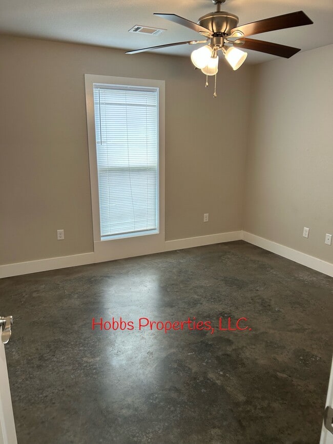 Building Photo - 14 Hidden Oak Dr