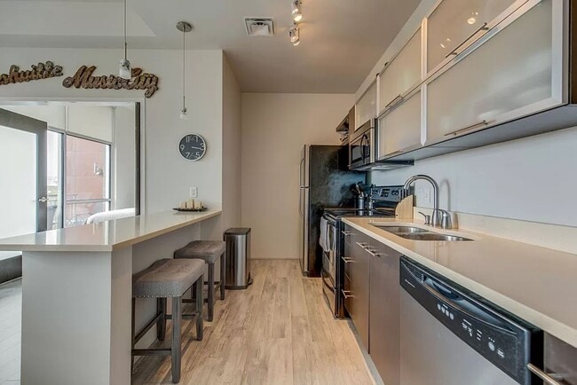 Building Photo - 1 Bed/1 Bath Condo at 5th and Main, Assigned Parking, Washer/Dryer/Covered Balcony