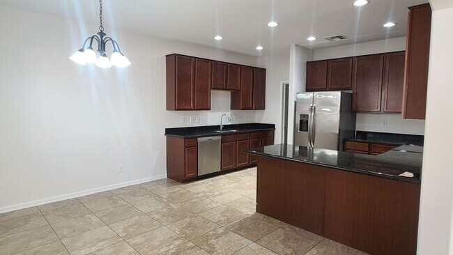 Foto del edificio - 5-bedroom or 4 bedroom + bonus room in Coo...