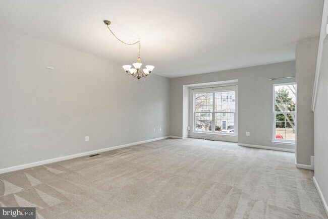 Building Photo - 2261 Forsythia Dr