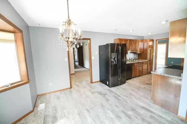 Foto del edificio - 3411 Cherry Lynn Dr