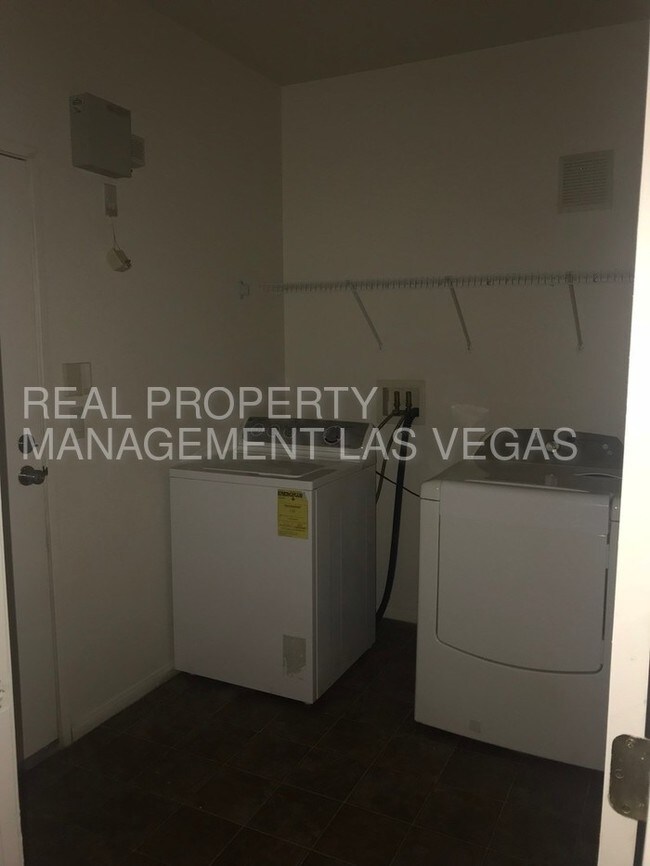 Building Photo - WONDERFUL 2 BEDROOM CONDO W/GARAGE