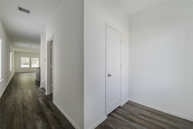 Foto del edificio - 5619 Simcrest Grove Dr