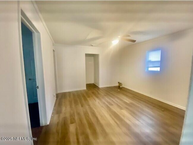 Foto del edificio - 838 Granville Rd