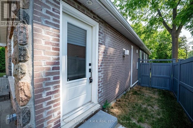 Building Photo - 45 Beech St N