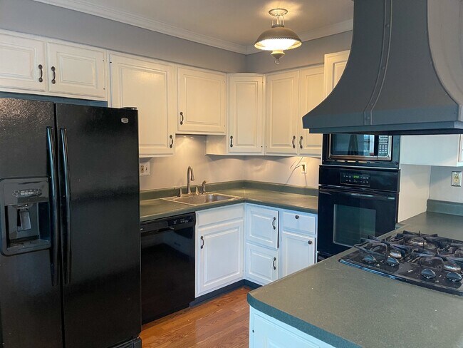 Building Photo - Welcome to your new home in Florissant