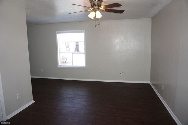 Building Photo - 2 br, 1 bath 4plex - 2703 Evergreen Cir D