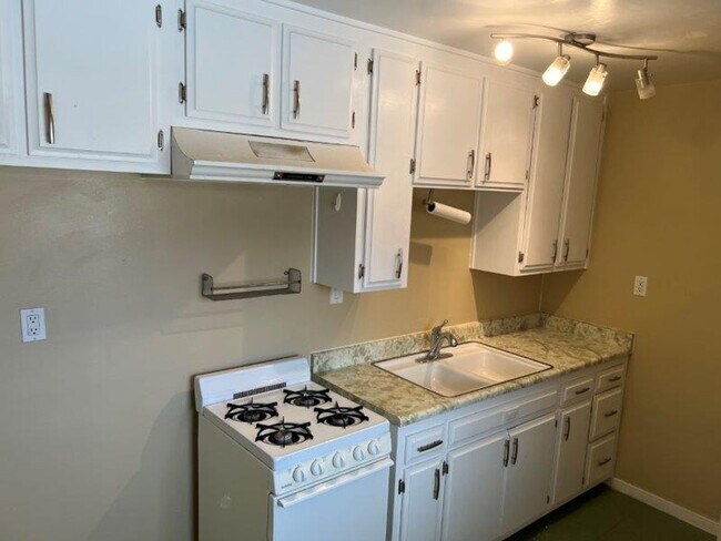 Foto del edificio - 2583 N Palm Canyon Dr