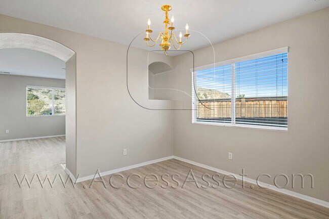 Building Photo - Stunning 4 Bed/2 Bath Home Located High At...