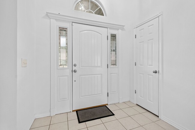 Building Photo - Charming 4-Bedroom Home with Modern Amenit...