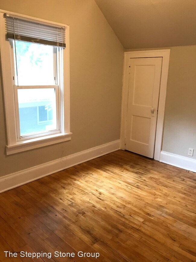 Foto del edificio - 3 br, 1 bath House - 253 Queen Ave North