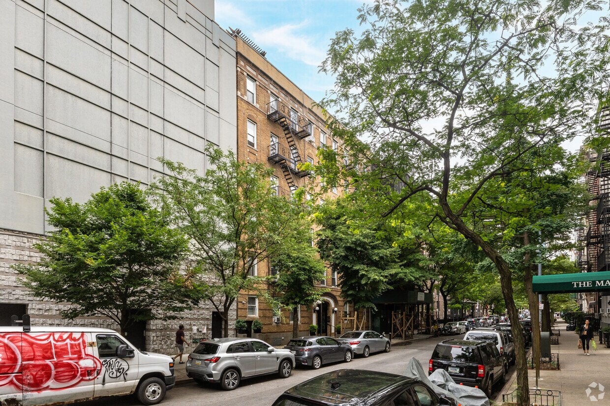 Primary Photo - 261 W 22nd St
