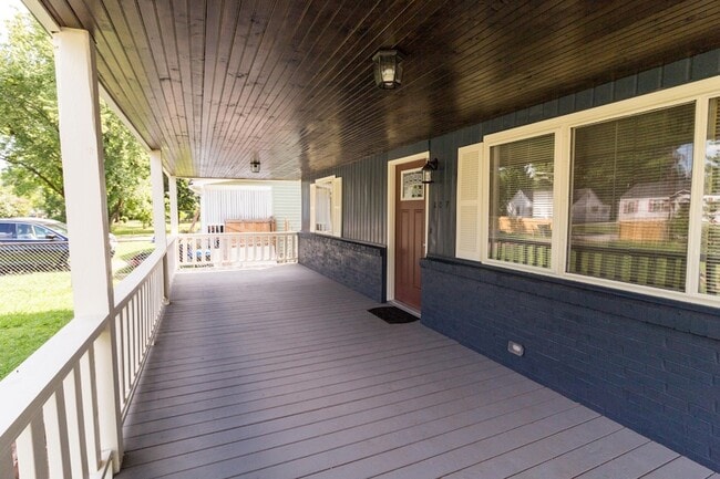 Building Photo - 207 Central Dr