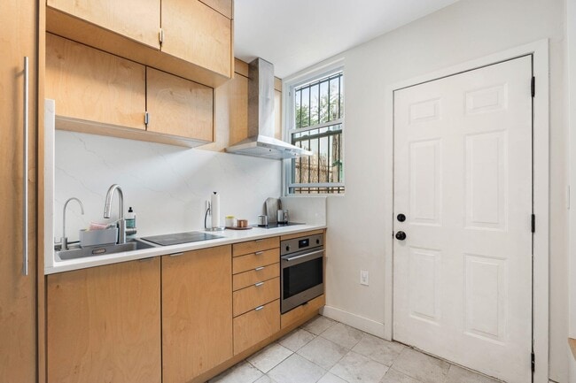Building Photo - 320 67th St
