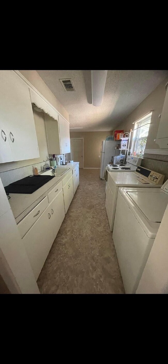 Building Photo - Easily accessible 3 bedroom/1 bath in Dublin