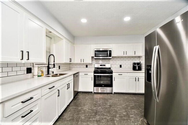 Foto del edificio - 2404 Oaks Dr