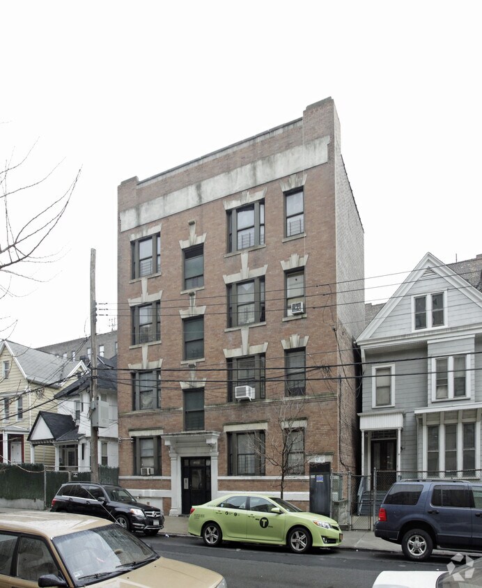 Primary Photo - 2698 Creston Ave