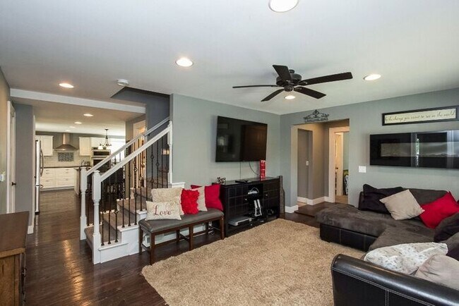 Building Photo - $4,200 | 5 Bedroom, 3 Bathroom House | Pet...