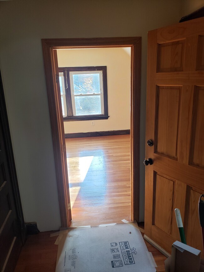 Building Photo - 931 Elm St