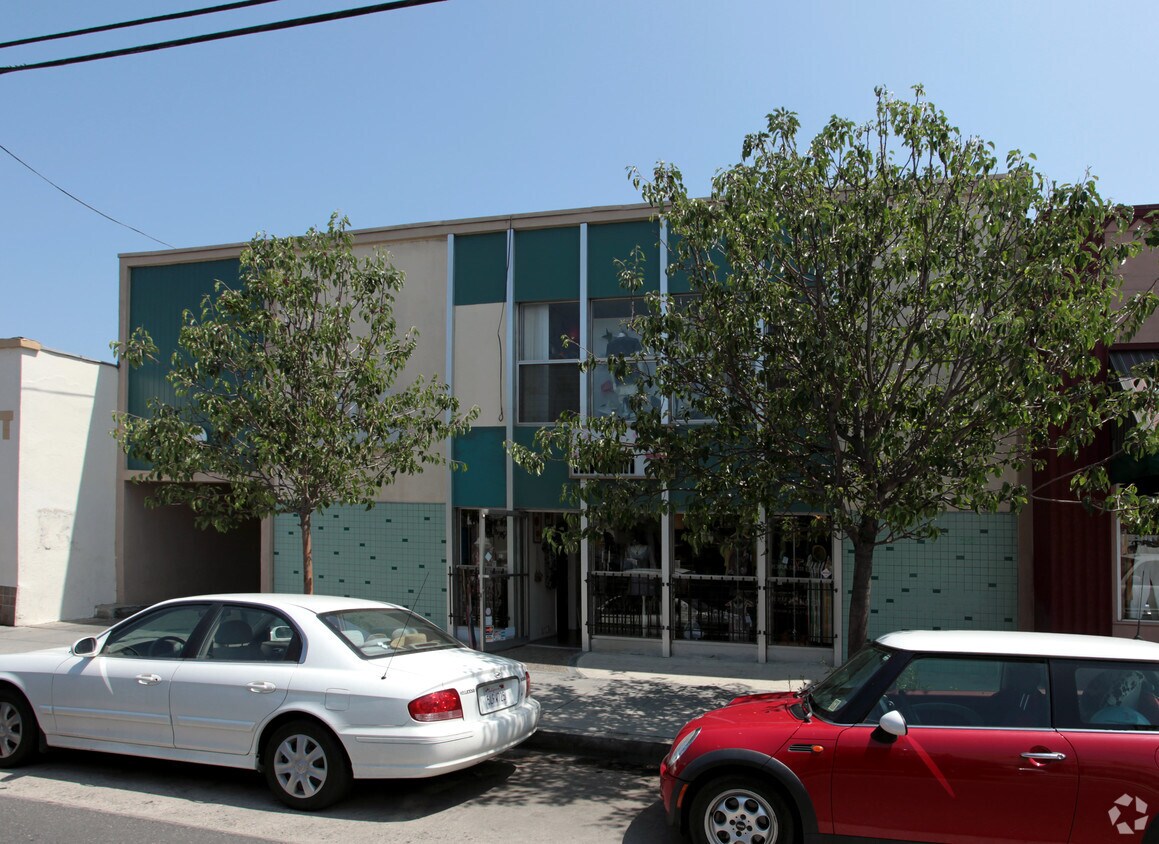 Building Photo - 2106-2108 E 4th St