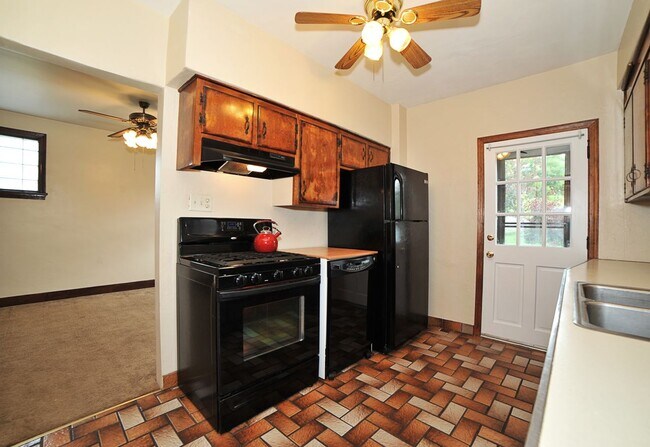 Kitchen with dishwasher! - 1582 Cumberland St