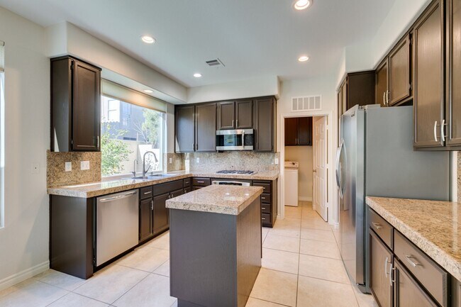 Building Photo - Immaculate 3 bedroom house with a Loft in ...