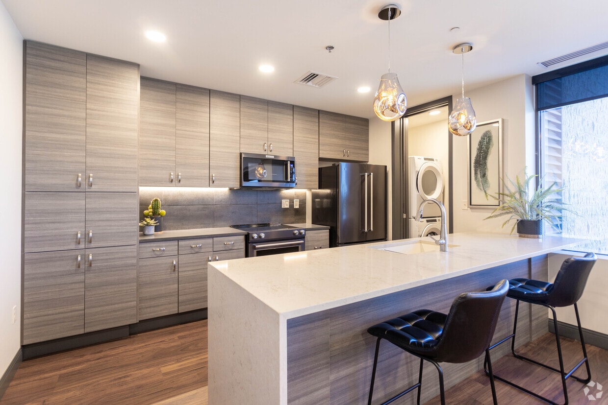 Primary Photo - Residence at 600