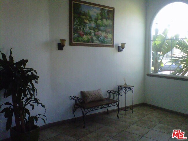 Foto del edificio - 5320 W Olympic Blvd