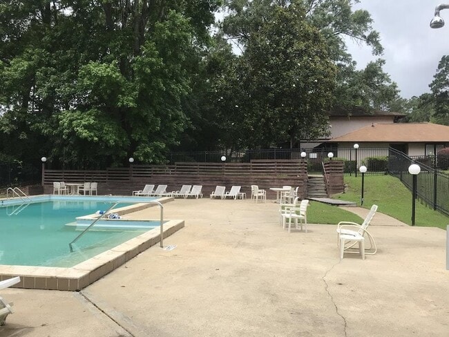 Building Photo - 410 Westwood Dr