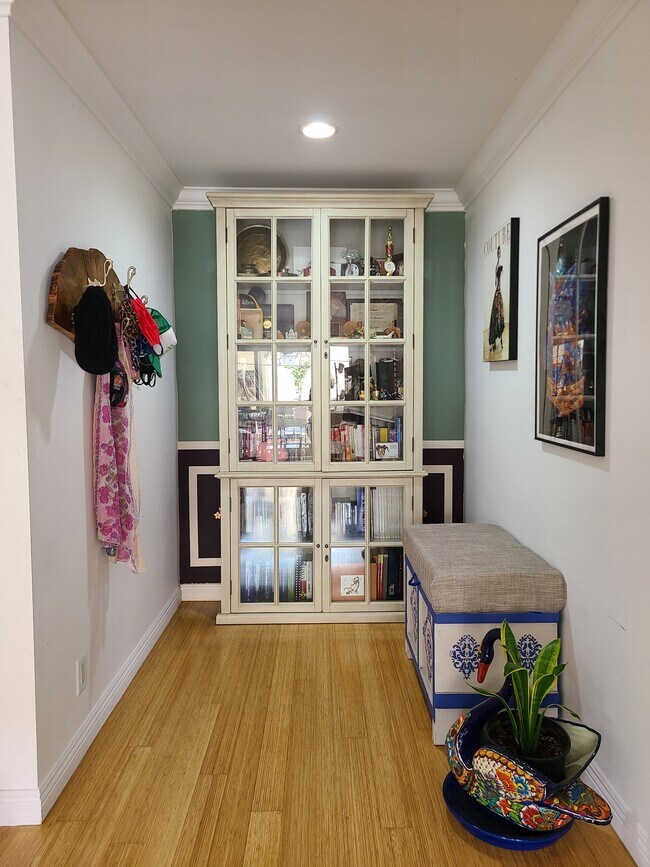 Foto del edificio - 1154 S Barrington Ave