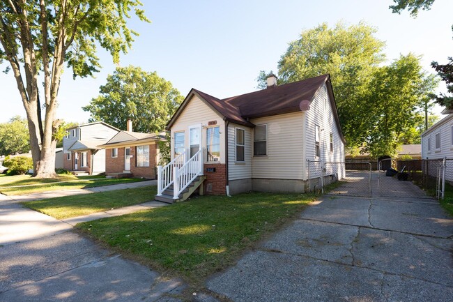 Building Photo - 1436 E WOODRUFF, HAZEL PARK - AVAILABLE FO...