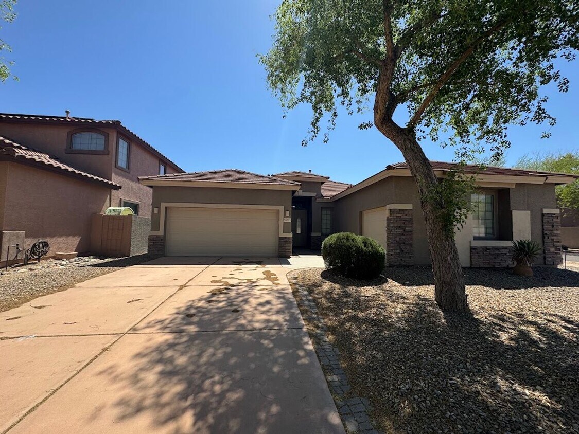 Primary Photo - BEAUTIFUL 4 BEDROOM 2 BATHROOM HOME IN PHO...