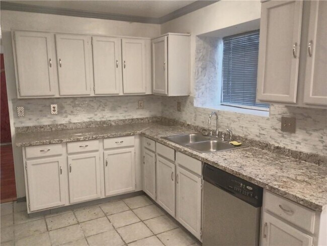 Building Photo - 1110 Redan Trce