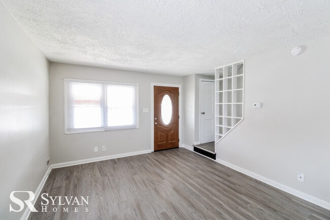 Building Photo - Feel welcome in this charming brick townhome