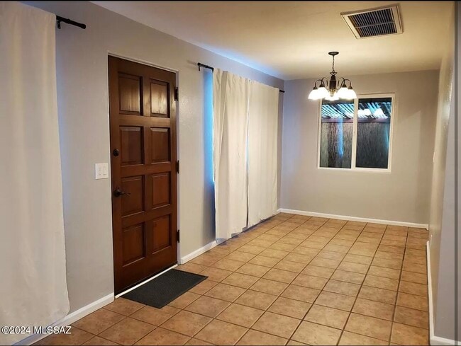 Building Photo - 2532 E Alturas St
