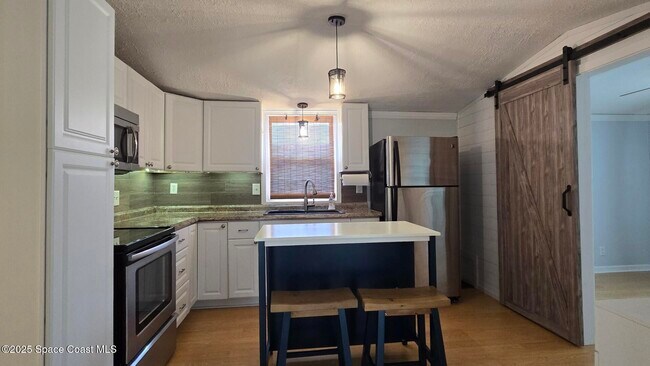 Foto del edificio - 135 Blue Lake Pl