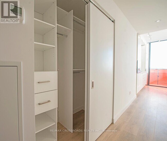 Building Photo - 215 Queen St W