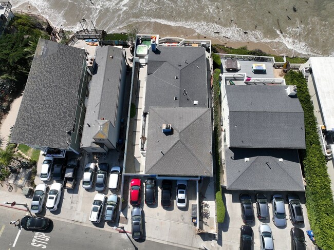 Building Photo - 6555 Del Playa Dr