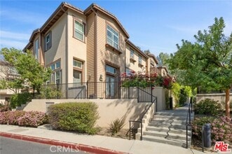 Building Photo - 732 Tennis Club Ln