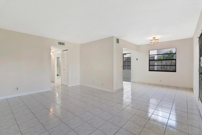 Building Photo - 115 Capri B