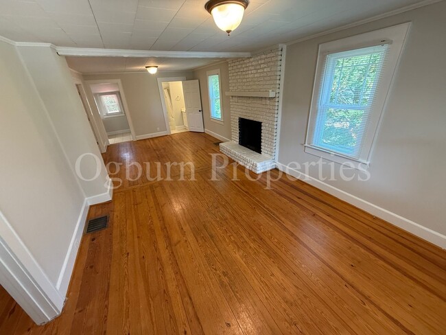 Building Photo - 220 S Gordon Dr
