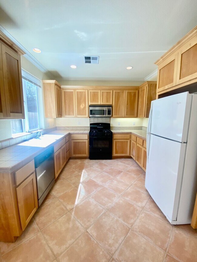 Foto del edificio - West Davis 5 Bedroom Home