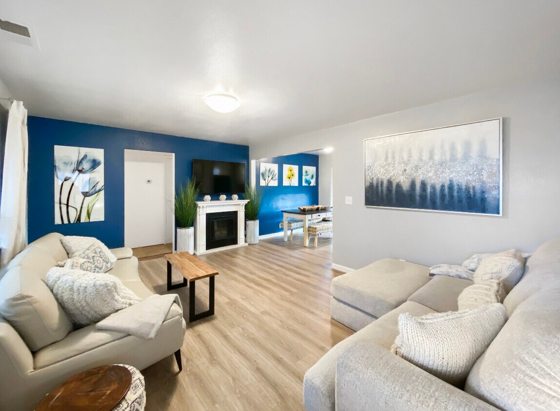Living room - 1302 Ross Ln N
