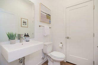 Building Photo - 901 W 17 St