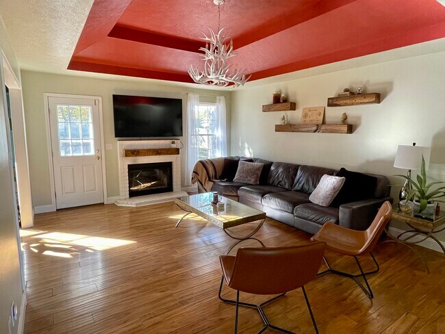 Sala de estar - 2131 S Colgate Ave