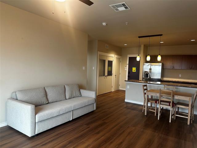 Foto del edificio - 1100 W Trinity Mills Rd