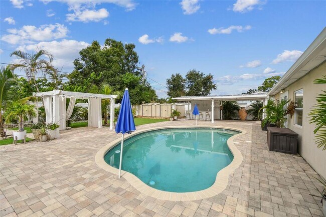 Building Photo - 2580 Granada Cir W