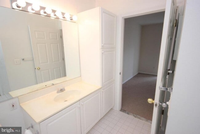 Foto del edificio - 7000 Falls Reach Dr