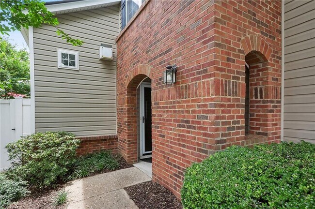Building Photo - 154 W Oaks Pl